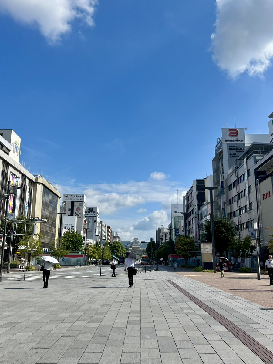 姫路駅から見た姫路城、夏。